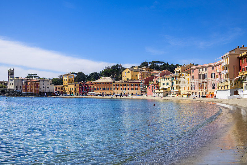 它位于Sestri Levante的Baia del Silenzio(沉默湾)，被意大利利古里亚特色的彩色建筑包围